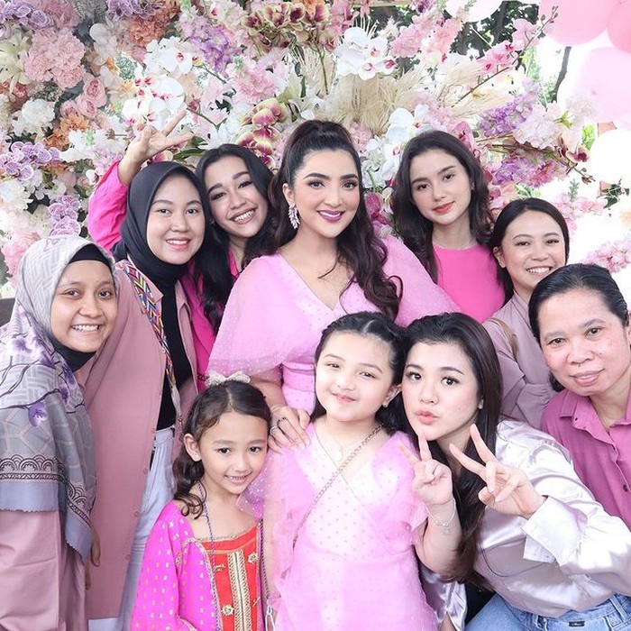 Semua anggota keluarga turut merasa bahagia menyambut kehadiran anggota baru mereka. Bisa menjadi inspirasi kamu yang ingin mengadakan baby shower nih, Beauties. (@ashanty_ash)