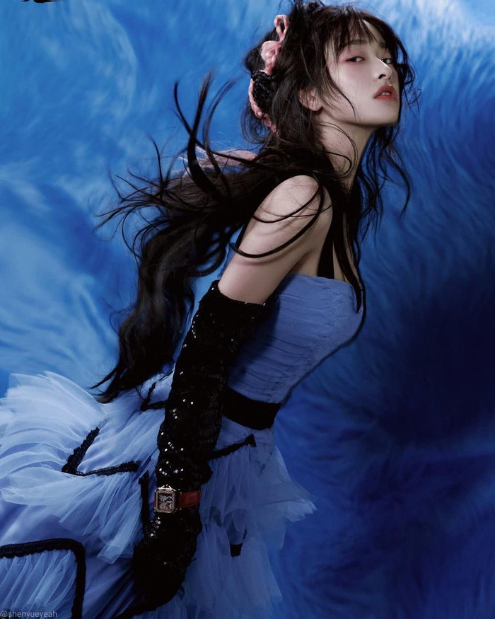Tak hanya memiliki penampilan imut dengan rambut pendek, Shen Yue juga tampak cantik dan anggun ketika memiliki rambut panjang. Termasuk dalam foto ini, Shen Yue begitu memukau saat pemotretan dengan kostum cosplay. /Foto: isntagram.com/shenyueyeah