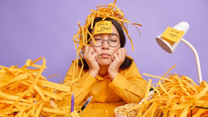Jangan Diabaikan, Kenali 5 Tanda Overworking Ini Biar Kerja Keras Kamu Nggak sampai Berlebihan!