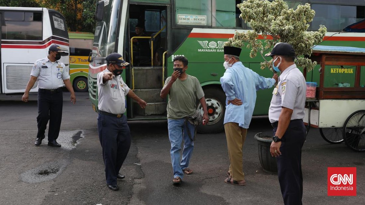 FOTO: Corona Melonjak, Tes Acak Digelar di Terminal Bekasi