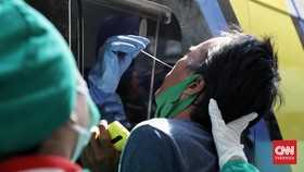 FOTO: Corona Melonjak, Tes Acak Digelar di Terminal Bekasi