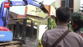 VIDEO: Diceraikan Suami, Istri Bongkar Rumah Seharga Rp300 Juta