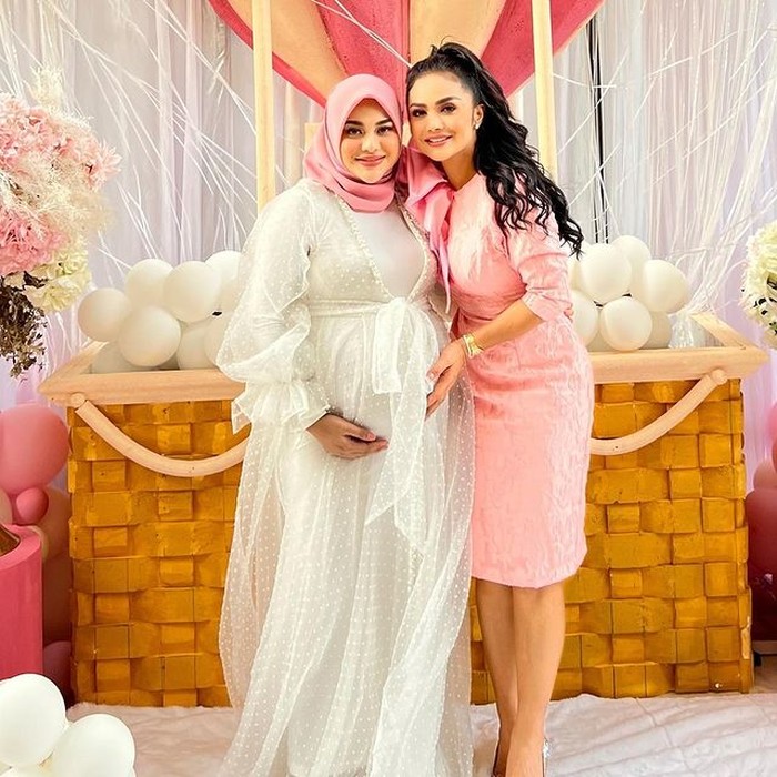 Krisdayanti tampil feminin dengan mini dress berwarna pink dengan gaya rambut ponytail,ibu dan anak ini tampak bahagia menyambut kedatangan anggota keluarga baru mereka.(@aurelie.hermansyah)