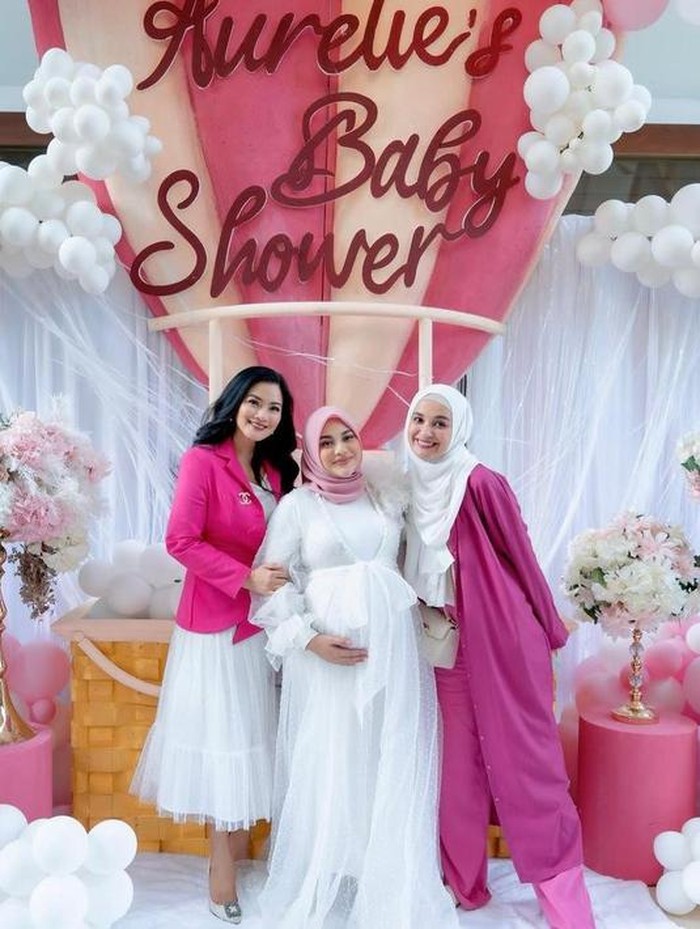 Titi Kamal dan Shireen Sungkar juga tampak berfoto bersama Aurel.Titi memilih blazer pink yang dipadukan rok tutu putih,dan Shireen memilih long outer pink yang dipadukan dengan celana pink dan hijab putih untuk menghadiri acara tersebut.(@titi_kamal)