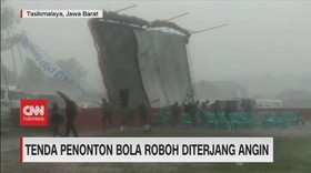 VIDEO: Tenda Penonton Bola Roboh Diterjang Angin