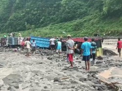 Detik Mencekam Kala 24 Truk Pasir Terjebak Banjir Lahar di Sleman