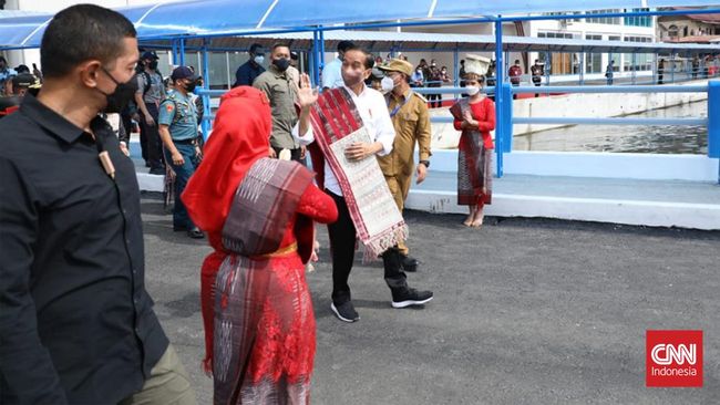 Presiden Jokowi melakukan serangkaian kunjungan kerja di Sumatera Utara. Dia diberikan kain ulos pinussaan yang diselempangkan di pundak kanannya. 