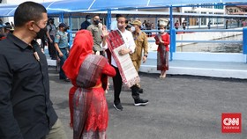 Makna Ulos Pinussaan yang Dipakai Jokowi Saat Kunker di Toba