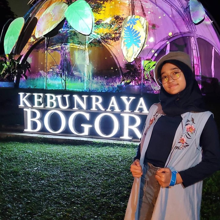 <p>Anak pertama Irfan Hakim, Aisha Hakim, terjun ke dunia hiburan mengikuti jejak sang ayah nih. Aisha baru saja meluncurkan lagu ciptaannya sendiri, Bunda. (Foto: Instagram @aishakeem15)</p>