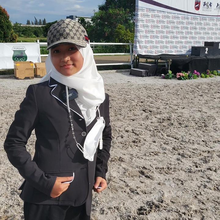 <p>Sebelum terjun ke dunia tarik suara, Aisha sudah menorehkan prestasi di bidang olahraga. Aisha sudah sejak lama menekuni olahraga berkuda. (Foto: Instagram @aishakeem15)</p>