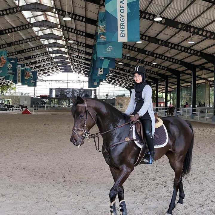 <p>Potret kepiawaian Aisha dalam berkuda sering dibagikannya di Instagram. (Foto: Instagram @aishakeem15)</p>