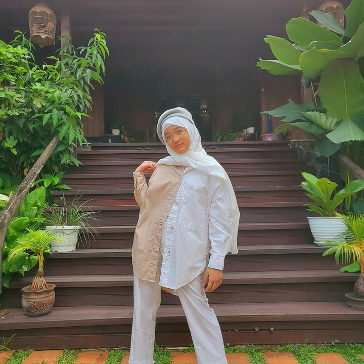 <p>Lagu ciptaan Aisha menuai respons positif lho, Bunda. Penyanyi dan penulis lagu Melly Goeslaw turut memberikan pujian. "Lagunya bagus banget, melodinya bagus kekinian banget suaranya juga bagus enggak kayak papanya," kata Melly seperti dikutip dari <em>Instagram</em> Irfan Hakim. (Foto: Instagram @aishakeem15)</p>