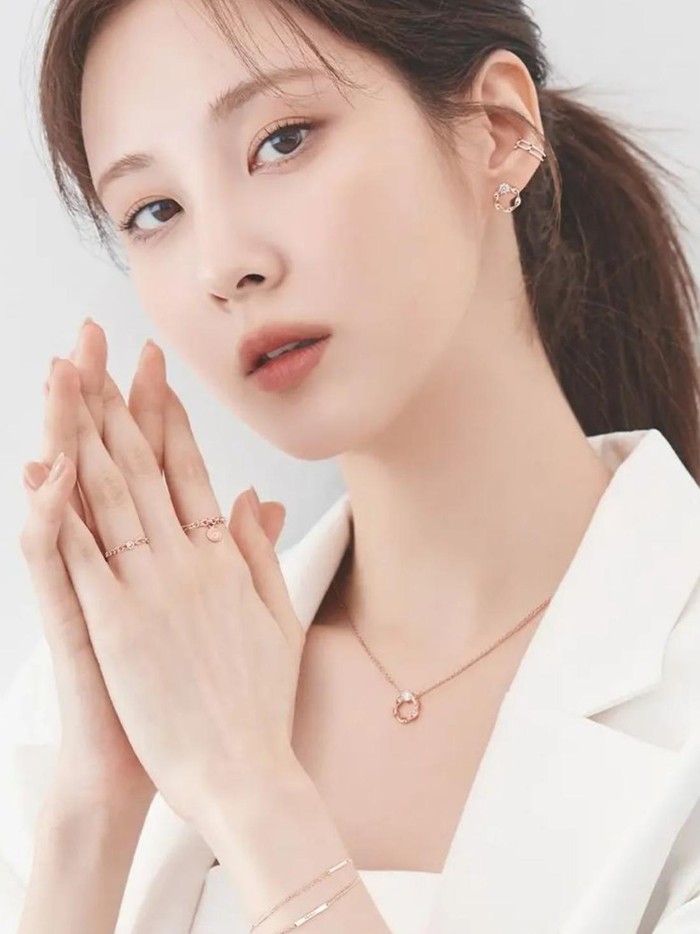 Belum lama ini, Seohyun terpilih sebagai wajah baru dari brand ambassador perhiasan Tirr Lirr. Selain itu Seohyun juga menjadi model untuk kosmetik Clinique/ Foto: instagram.com/seojuhyun_s