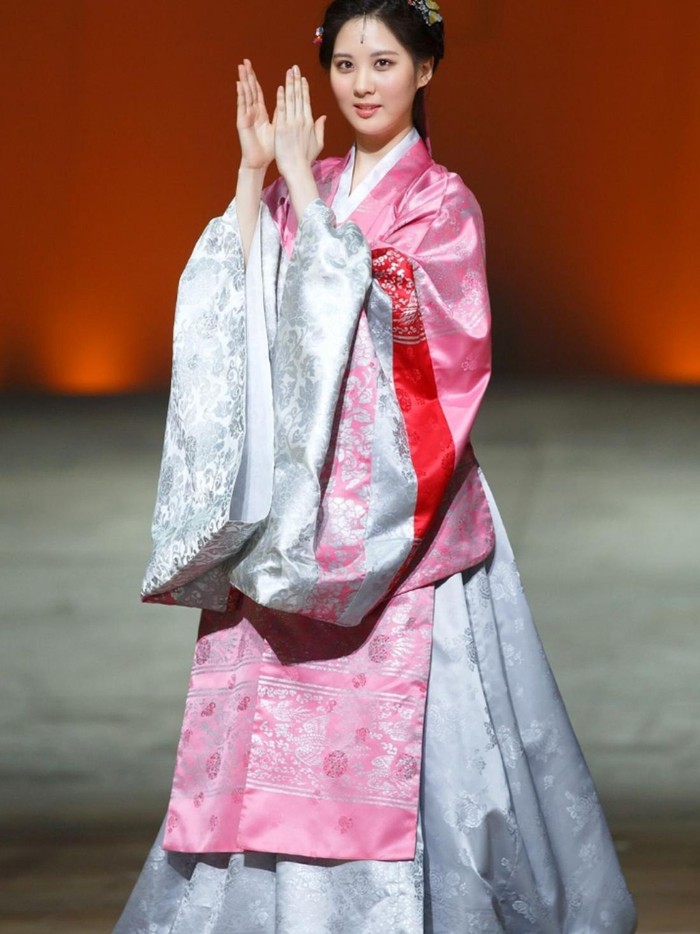 Di tahun 2014, Seohyun terjun ke dalam seni teater musikal dan langsung mendapatkan pemeran utama sebagai Heo Yeon Woo di debut drama musikal berjudul ‘Moon Embracing The Sun’./ Foto: pinterest.com