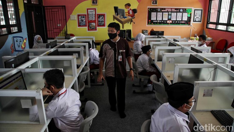 Sejumah siswa-siswi mengikuti pembelajaran tatap muka di kawasan SDN Rawa Badak Selatan 01, Koja, Jakarta Utara, Jumat (4/2/2022). Saat ini pembelajaran tatap muka 50 persen kembali diberlakukan di Jakarta.