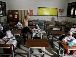 PTM 100 Persen untuk Sekolah-Kuliah, Cek Aturannya di Sini!