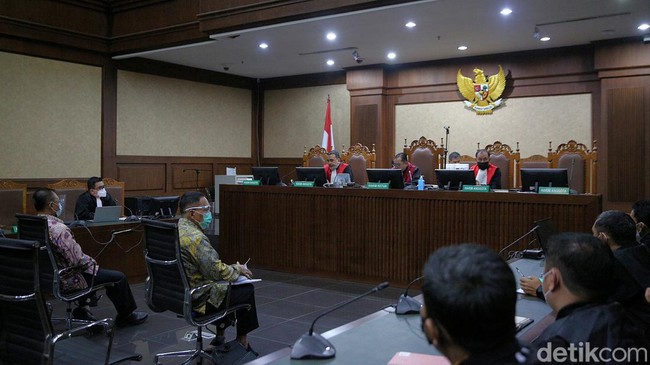 Siwi Widi Purwanti menjadi saksi dalam sidang kasus dugaan suap, penerimaan gratifikasi, dan pencucian uang dengan terdakwa Wawan Ridwan dan Alfred Simanjuntak.