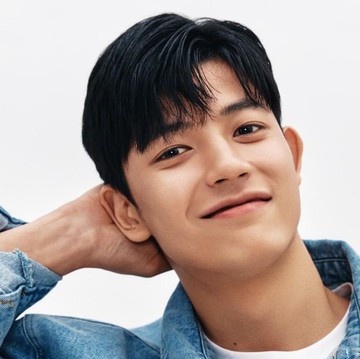 img-title Pesonanya Bikin Terlomon-lomon, Kenalan yuk sama Aktor Ganteng Park Solomon 'All of Us Are Dead'