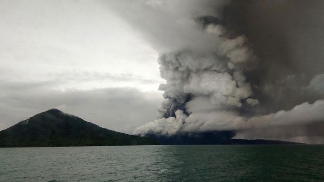 Gunung Anak Krakatau erupsi dengan tinggi kolom abu teramati ± 500 m di atas puncak (± 657 m di atas permukaan laut).