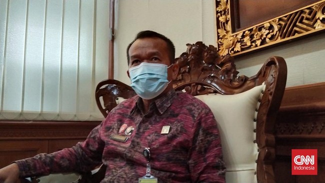 WN berbahasa Rusia yang berpose telanjang di pohon raksasa di Pura Babakan, Bali, menyerahkan diri ke kepolisian dan meminta maaf.
