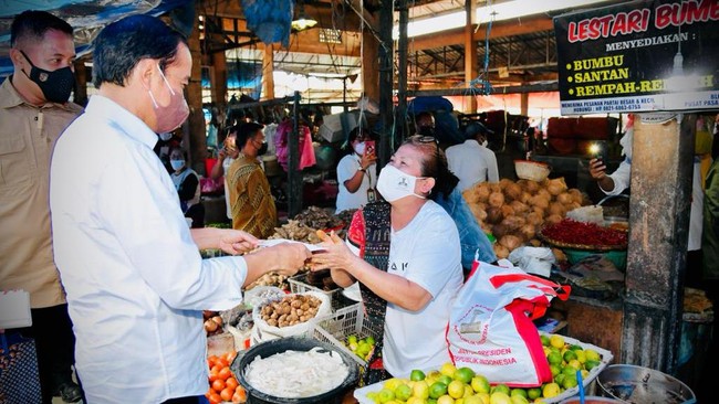 Jokowi melakukan kunjungan kerja ke Bali hari ini. Setelah itu, ia akan bertolak ke Solo, Jawa Tengah, menghadiri pernikahan adiknya.
