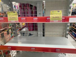 Minyak Goreng Kemasan Langka di Jatim, yang Ada Hanya Rak Kosong Melompong