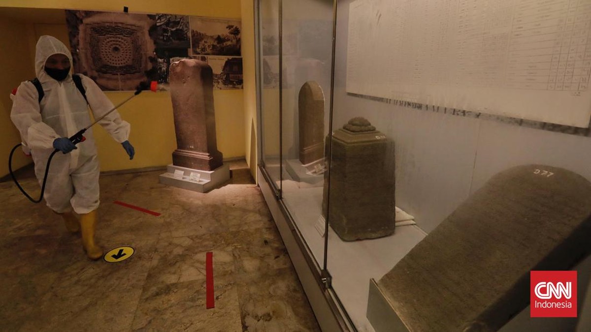 FOTO: Museum Nasional Cegah Penularan dengan Semprot Disinfektan