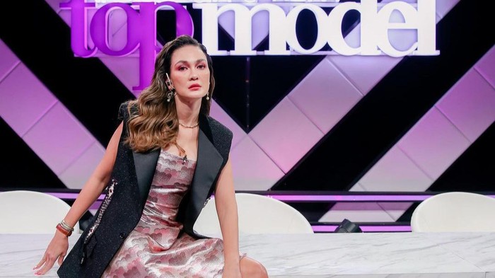 Bak Model Internasional, Intip 6 Potret Cantik Luna Maya saat Jadi Juri Indonesia's Next Top Model Bak Model Internasional, Intip 6 Potret Cantik Luna Maya saat Jadi Juri Indonesia's Next Top Model