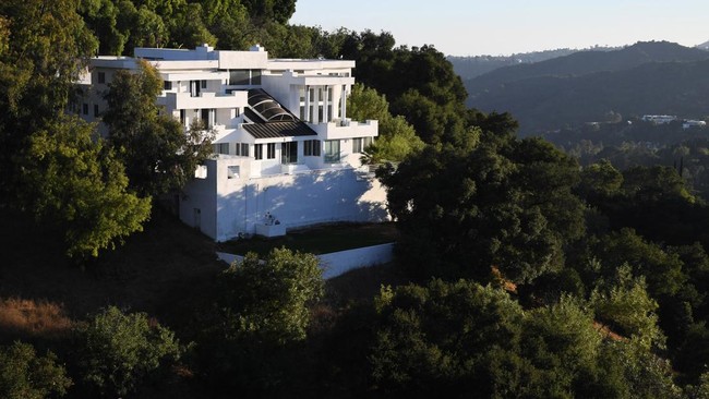 Pangeran Arab Saudi sempat berselisih dengan mantan istrinya karena persoalan properti pengelolaan rumah mewah di Beverly Hills.