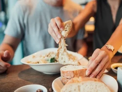 Terlalu Cepat Makan Roti Saat Kencan, Wanita Ini Langsung Dicampakkan Pasangannya