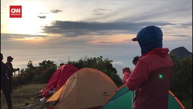 VIDEO: Menikmati Momen Matahari Terbit di Puncak Gunung Bawang