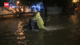 VIDEO: Hujan Deras Jumat Dinihari Rendam Jalan Gunung Sahari