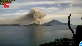 VIDEO: Anak Krakatau Erupsi, Warga Saksikan Kepulan Sejak Kamis Siang