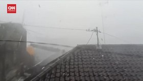 VIDEO: Angin Kencang Robohkan Tembok di Kota Malang. 1 Warga Tewas