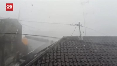 img-title VIDEO: Angin Kencang Robohkan Tembok di Kota Malang. 1 Warga Tewas