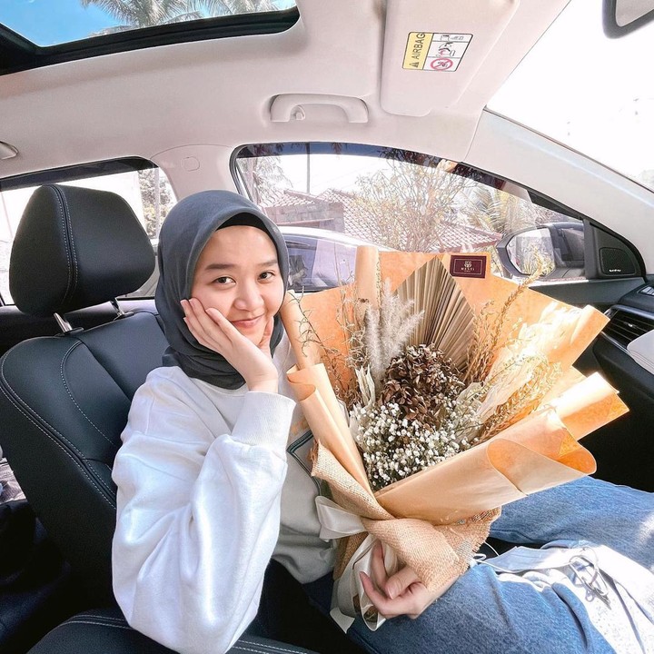 <p>Kabar ini tentu amat mengejutkan publik. Apalagi, selama ini Bintang Emon dan Alca Octaviani tak pernah mengumbar kisah asmara mereka ke hadapan publik. (Foto: Instagram @alcaoctvn)</p>