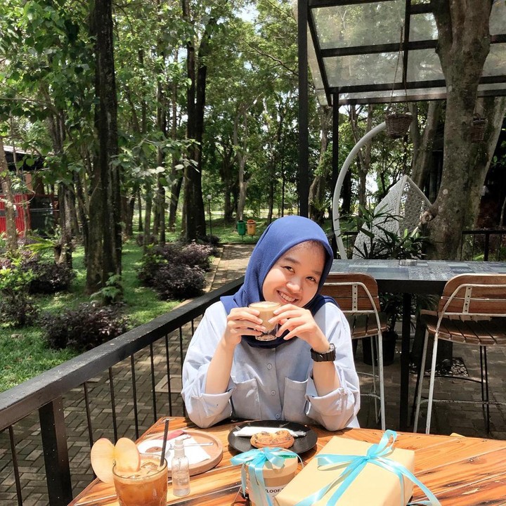 <p>Alca diketahui merupakan lulusan Universitas Multimedia Nusantara (UMN), gayanya yang kasual disebut netizen serasi dengan Bintang Emon. Selamat untuk keduanya. Kita doakan semoga semuanya berjalan lancar ya, Bunda. (Foto: Instagram @alcaoctvn)</p>