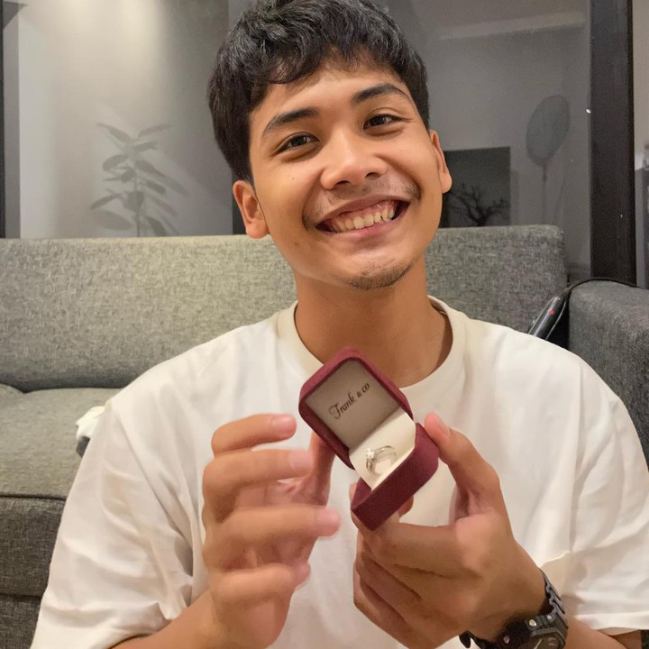 <p>Dalam unggahan tersebut, keduanya saling memamerkan momen pemberian cincin, Bunda. (Foto: Instagram @alcaoctvn)</p>