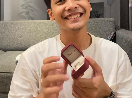 7 Potret Bintang Emon Lamar Kekasih yang Jarang Tersorot Publik, Kompak Posting Foto Cincin