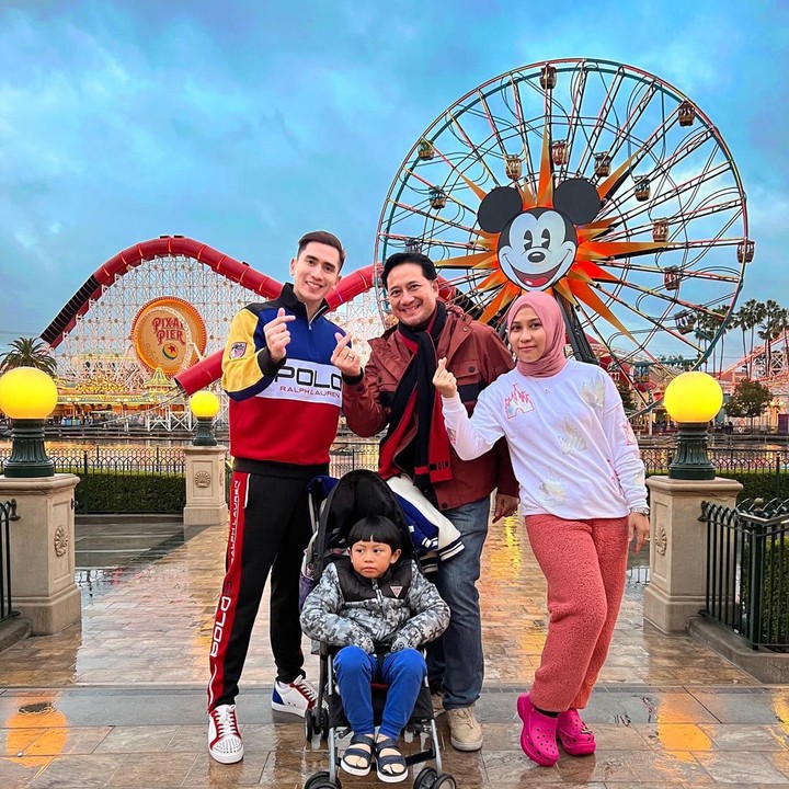 <p>Belum lama ini, Verrell bersama Bunda sambungnya jalan-jalan ke Negeri Paman Sam. Mereka mengajak Elvano bermain di Disneyland California. (Foto: Instagram @bramastavrl)</p>