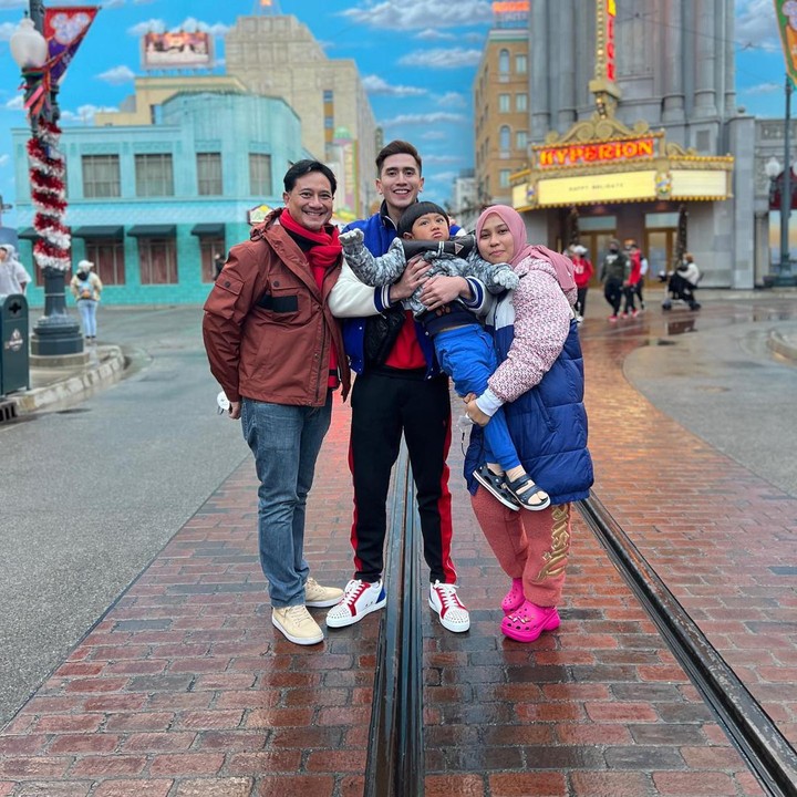 <p>Verrell Bramasta kerap menampilkan kebersamaan mereka lewat berbagai unggahan di Instagram. Enggak cuma dekat dengan Ibunda, ia juga sangat menyayangi sang adik, Elvano. (Foto: Instagram @bramastavrl)</p>