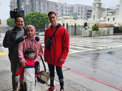 7 Potret Kedekatan Verrell Bramasta dan Ibu Sambung, Tuai Pujian Netizen Lho