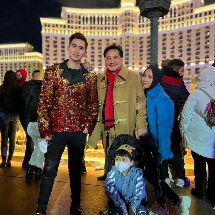 <p>Verrell Bramasta juga menghabiskan waktu di Las Vegas, salah satu tempat paling ikonik di Amerika bersama Ibunda. (Foto: Instagram @nyaisarni2)</p>