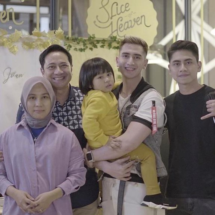 <p>Verrell dan Athalla selalu hadir di setiap momen penting Ibunda, termasuk ketika merayakan ulang tahun Ivan Fadilla. Kedekatan Verrel dengan ibu sambung pun menuai pujian dari netizen. Mereka dianggap sebagai keluarga yang rukun dan jauh dari konflik nih, Bunda. (Foto: Instagram @bramastavrl)</p>