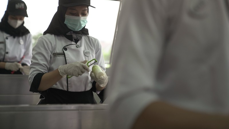 (Kemendikbudristek) melalui Direktorat Jenderal Pendidikan Vokasi mengembangkan skema baru pada Program Sekolah Menengah Kejuruan Pusat Keunggulan (SMK PK).