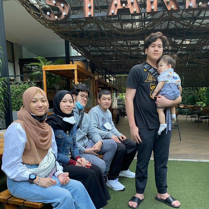 <p>Keduanya juga sangat akur dengan saudara sambung dari Lyra Virna. Terlihat mereka sering sekali memaerkan kebersamaan sebagai keluarga dalam berbagai kesempatan/ Foto: Instagram @lyravirna</p>