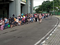 Antrean Vaksin Booster Mengular di Kota Bekasi, Begini Suasananya