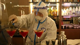 Cegah Covid, Bartender China Pakai APD Layani Atlet Olimpiade
