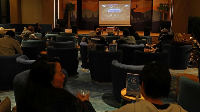 FOTO: Kala Bartender China Pakai APD Layani Atlet Olimpiade Beijing