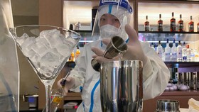 FOTO: Kala Bartender China Pakai APD Layani Atlet Olimpiade Beijing